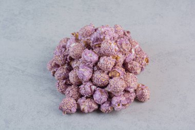 Küçük bir şeker yığını mor patlamış mısır mermer arka planda. Yüksek kalite fotoğraf