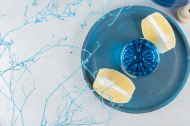 Mavi tabakta limon dilimli mavi kokteyl. Yüksek kalite fotoğraf