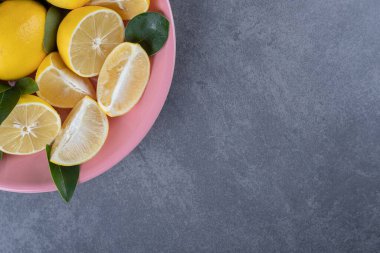 Pembe tabakta organik limon ve dilimler. Yüksek kalite fotoğraf