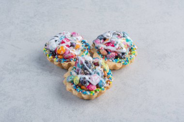 Mermer arka planda bir araya toplanmış şekerli kekler. Yüksek kalite fotoğraf