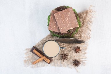 Kahve, çikolata, karanfil ve tarçınlı çuval bezi. Yüksek kalite fotoğraf