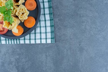 Kaynamış hamur ruloları ve sebzeler. Yüksek kalite fotoğraf