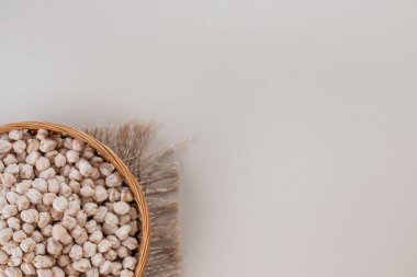 Beton zeminde pişmemiş bezelye fasulyesi. Yüksek kalite fotoğraf