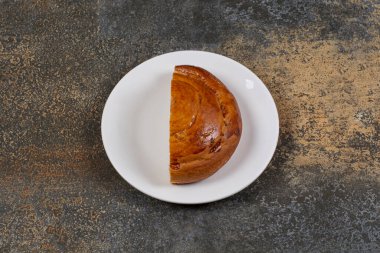 Beyaz tabakta yarı pişmiş hamur işi. Yüksek kalite fotoğraf