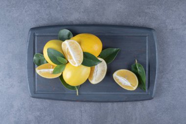 Üst Manzara. Gri tahta üzerinde limon yığını. Yüksek kalite fotoğraf