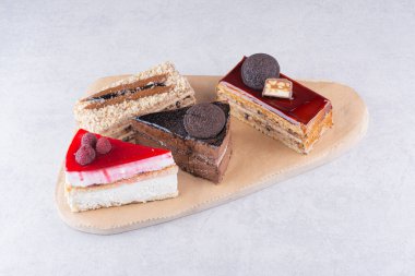 Tahtadaki lezzetli keklerin çeşitleri. Yüksek kalite fotoğraf