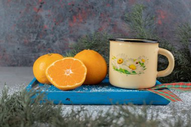 Mermer arka planda metal bardak ve portakallarla dekoratif düzenleme. Yüksek kalite fotoğraf