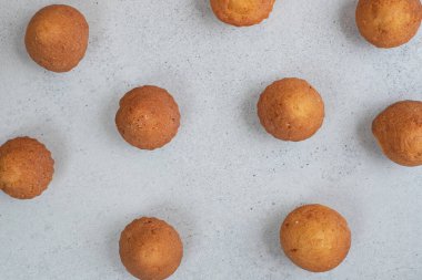 Beyaz arka planda tatlı taze kekler. Yüksek kalite fotoğraf