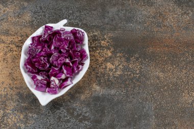 Yaprak şeklinde kırmızı lahana tabağı, mermer arka planda. Yüksek kalite fotoğraf