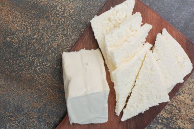 Tahtada çeşitli beyaz peynirler. Yüksek kalite fotoğraf