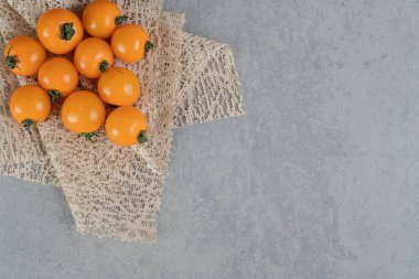 Beton zeminde izole edilmiş sarı kiraz domatesleri. Yüksek kalite fotoğraf