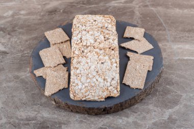 Kızarmış ekmek ve pirinç keki tepside, mermer arka planda. Yüksek kalite fotoğraf