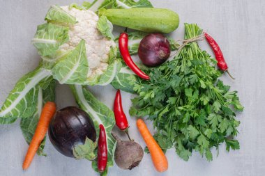 Taş yüzeyde bir sürü taze sebze. Yüksek kalite fotoğraf