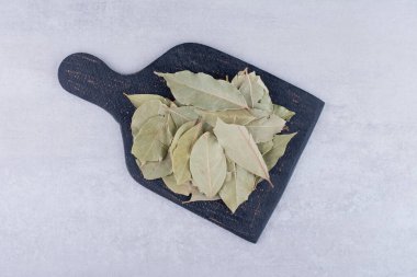 Tahta bir tepside kuru defne yaprakları. Yüksek kalite fotoğraf