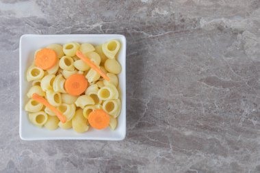 Dilimlenmiş havuç dilimlenmiş makarna, mermer arka planda. Yüksek kalite fotoğraf