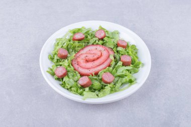 Tütsülenmiş et ruloları ve dilimlenmiş sosisler beyaz tabakta. Yüksek kalite fotoğraf