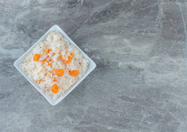 Mermer arka planda, kasede iştah açıcı sağlıklı pirinç. Yüksek kalite fotoğraf