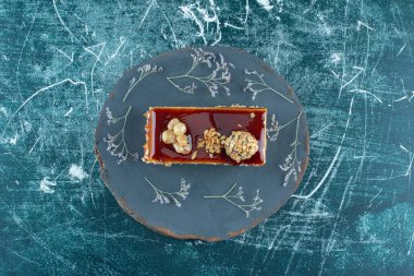 Tabağında ceviz olan lezzetli bir pasta. Yüksek kalite fotoğraf