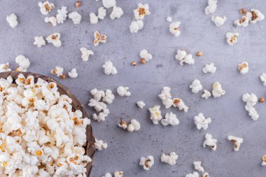 Mor arka planda lezzetli patlamış mısırın yakın plan görüntüsü