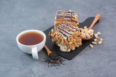 Koyu renk kesim tahtasında iki dilim kek. Yüksek kalite fotoğraf