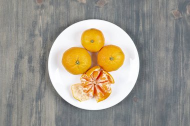 Mandalina soyulmuş, mandalinalar beyaz tabakta. Yüksek kalite fotoğraf