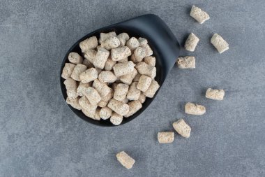 Siyah bir kase çavdar gevreği. Yüksek kalite fotoğraf