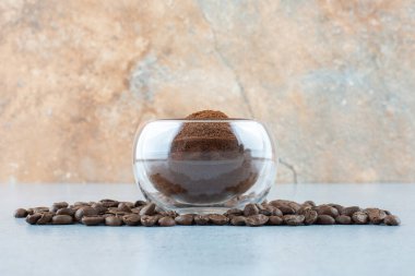 Mermer arka planda bir bardak kahve ve kahve çekirdeği. Yüksek kalite fotoğraf