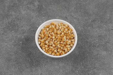 Beyaz kasede çiğ mısır taneleri yığını. Yüksek kalite fotoğraf