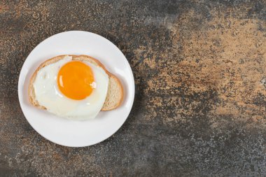 Kahvaltıda yumurtalı tost tabağı. Yüksek kalite fotoğraf