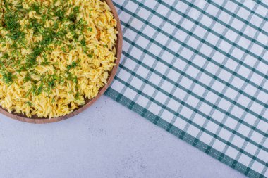 Büyük tepsi pişmiş kahverengi pirinç, mermer arka planda dereotlu. Yüksek kalite fotoğraf