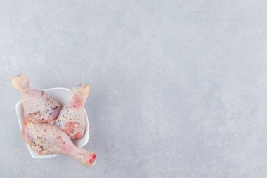 Taze tavuk budu kasede, mavi arka planda. Yüksek kalite fotoğraf