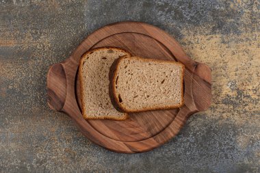 Tahta tabakta siyah ekmek. Yüksek kalite fotoğraf