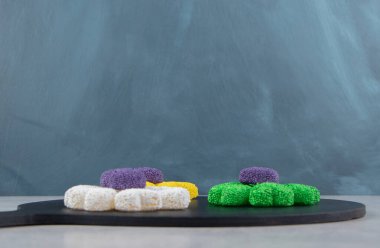 Tahtada renkli kurabiyeler, mermer arka planda. Yüksek kalite fotoğraf