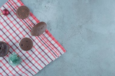 Havluda, mermer arka planda ağaç heykelciği olan çeşitli pastalar. Yüksek kalite fotoğraf