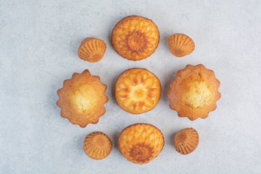 Beyaz arka planda tatlı, lezzetli kekler. Yüksek kalite fotoğraf