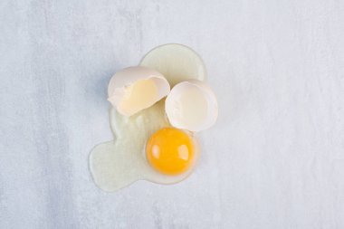 Tek yumurta mermer arka planda kırılmış. Yüksek kalite fotoğraf