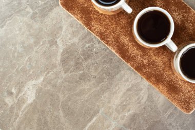 Tahta tahtada üç bardak espresso. Yüksek kalite fotoğraf