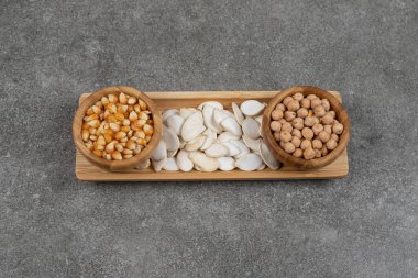 Kuru bezelyeler, kabak tohumları ve tahta kaselerde mısır taneleri. Yüksek kalite fotoğraf