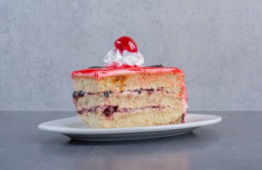 Beyaz tabakta bir dilim meyveli kek. Yüksek kalite fotoğraf