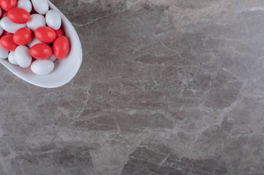 Tatlı şekerlemeler kasede, mermer arka planda. Yüksek kalite fotoğraf