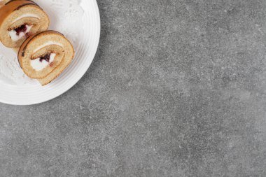 Beyaz tabakta tatlı rulo pasta dilimleri. Yüksek kalite fotoğraf