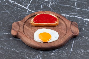 Ahşap arka planda reçelli yumurta.