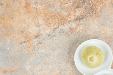 Beyaz tabakta lezzetli meyve turşusu. Yüksek kalite fotoğraf