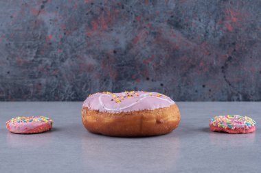 Bir büyük ve iki küçük çörek mermer arka planda. Yüksek kalite fotoğraf