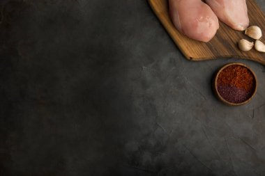 Çiğ tavuk göğsü, sarımsak ve baharatlı. Yüksek kalite fotoğraf