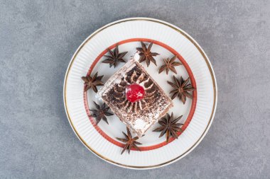 Beyaz bir dilim pasta ve yıldız anason. Yüksek kalite fotoğraf