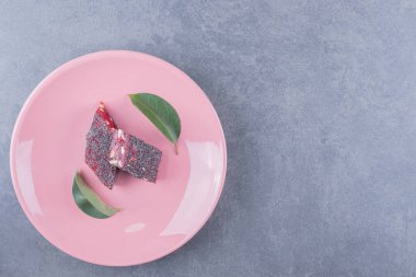 Gri arka planda pembe tabakta Türk Lokum 'unun üst görüntüsü. Yüksek kalite fotoğraf