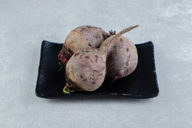 Mermer arka plandaki panoda turp görüntüsü. Yüksek kalite fotoğraf