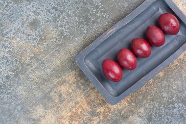 Karanlık tahtada mermer zemin üzerinde lezzetli meyveler. Yüksek kalite fotoğraf