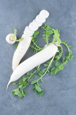 Dilimlenmiş beyaz turplar mermer arka planda. Yüksek kalite fotoğraf